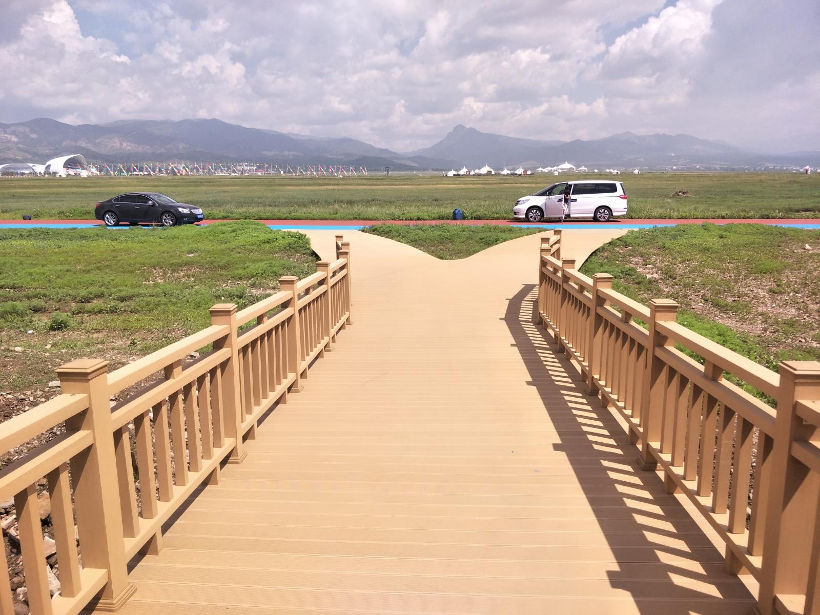 泓之木木塑型材：木塑地板是空心好還是實(shí)心好